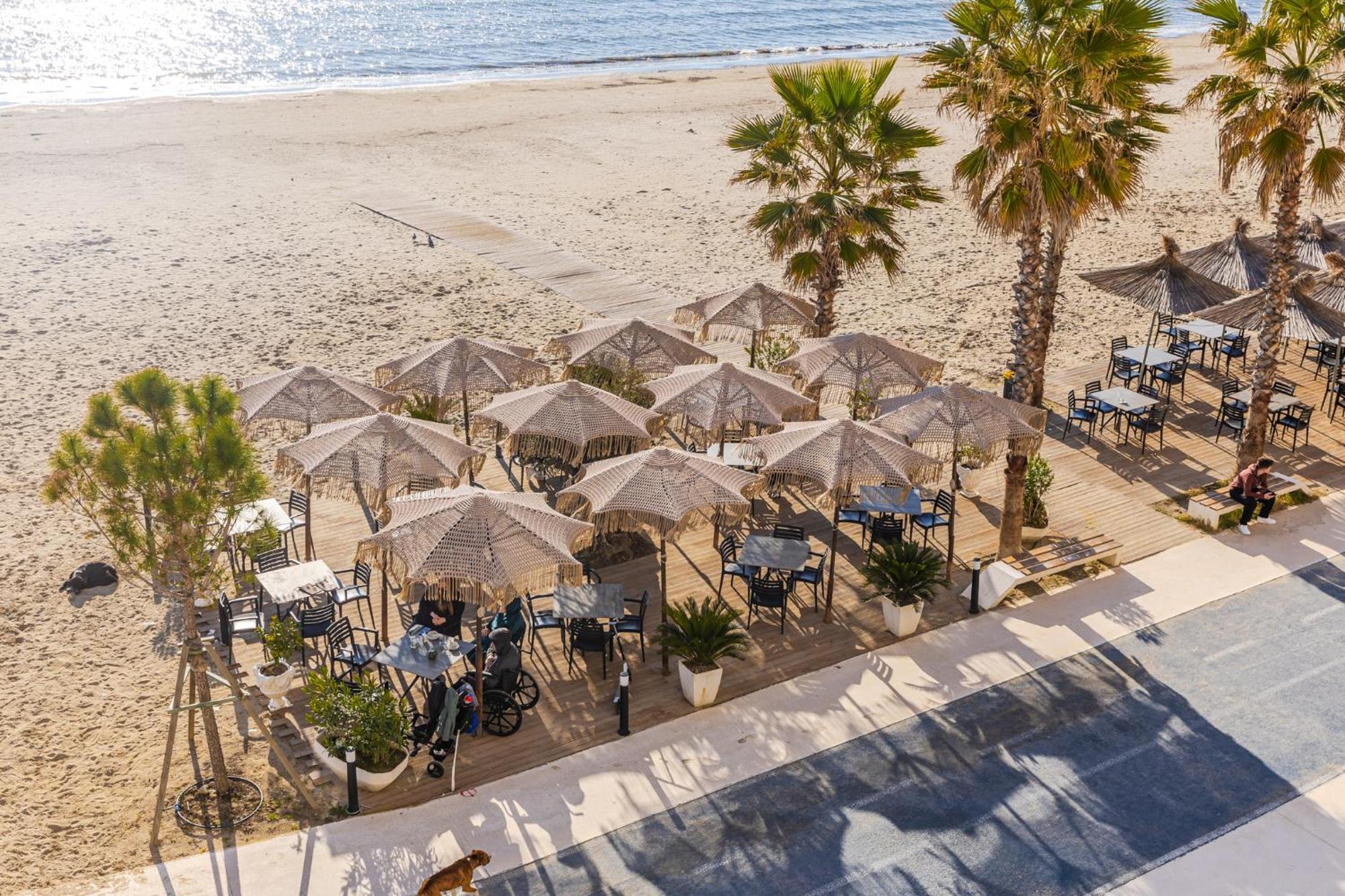 The Beachfront Apartment Durres Bagian luar foto