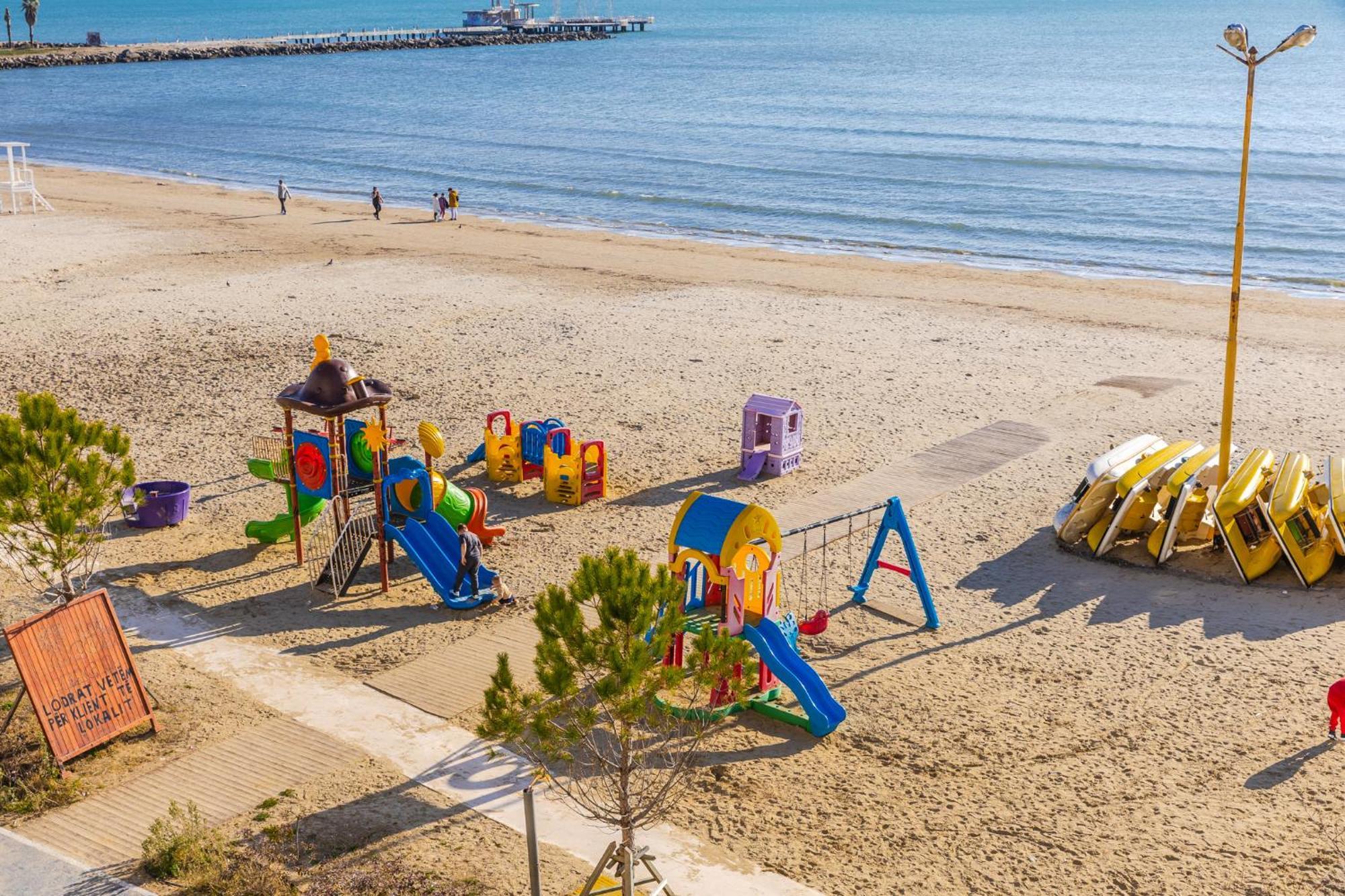 The Beachfront Apartment Durres Bagian luar foto