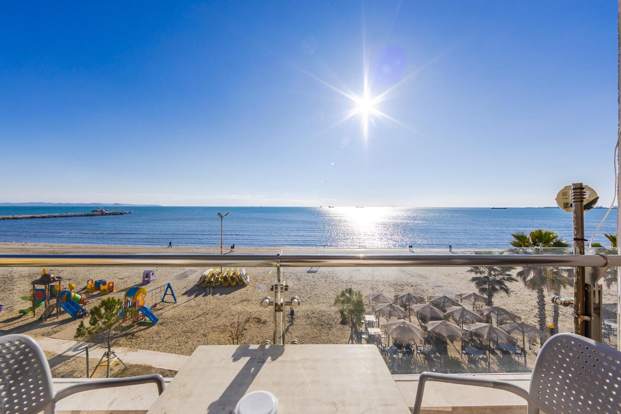 The Beachfront Apartment Durres Bagian luar foto