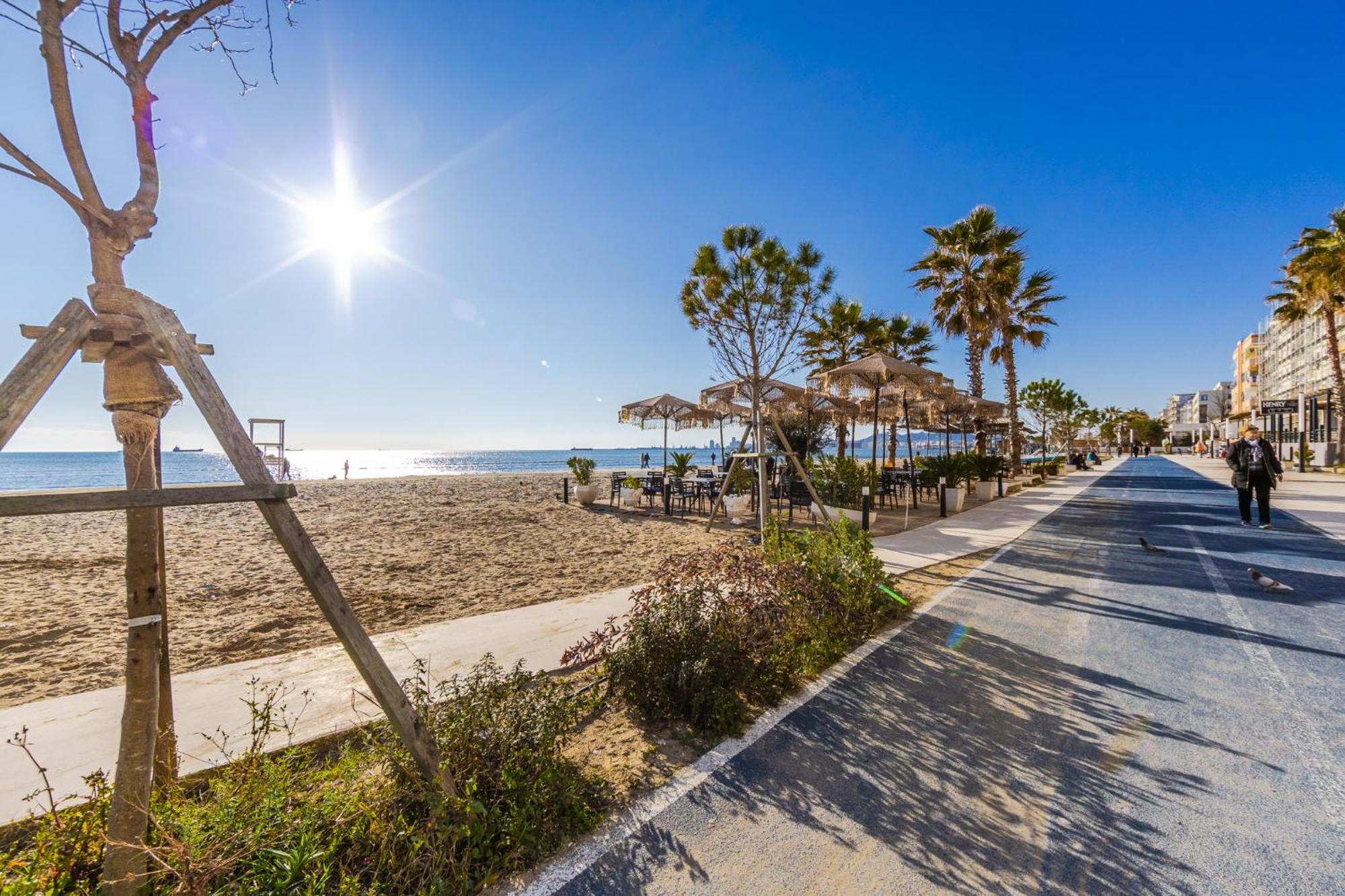 The Beachfront Apartment Durres Bagian luar foto