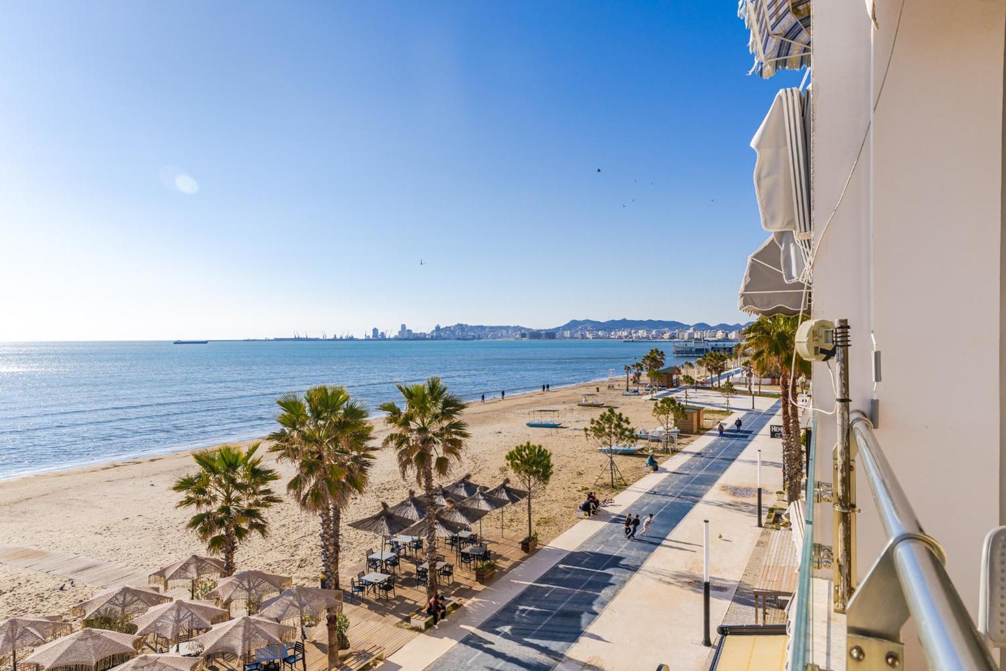 The Beachfront Apartment Durres Bagian luar foto