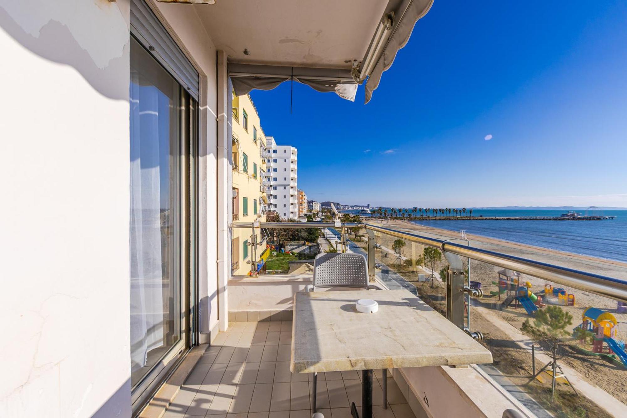 The Beachfront Apartment Durres Bagian luar foto