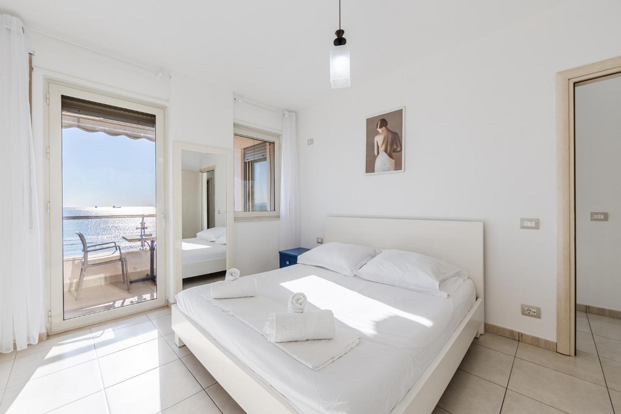 The Beachfront Apartment Durres Bagian luar foto